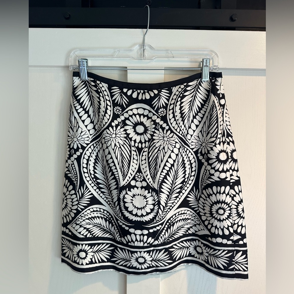 Banana Republic Black and White Patterned 100% Silk A-Line Skirt Size 0